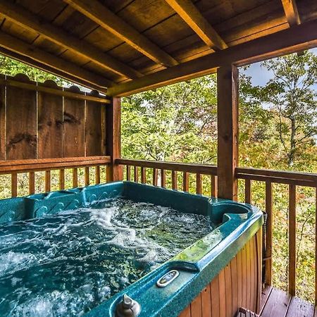 סביירוויל View! Cozy, Private, Fireplace, Hot Tub Log Cabin, Honeymoon! מראה חיצוני תמונה