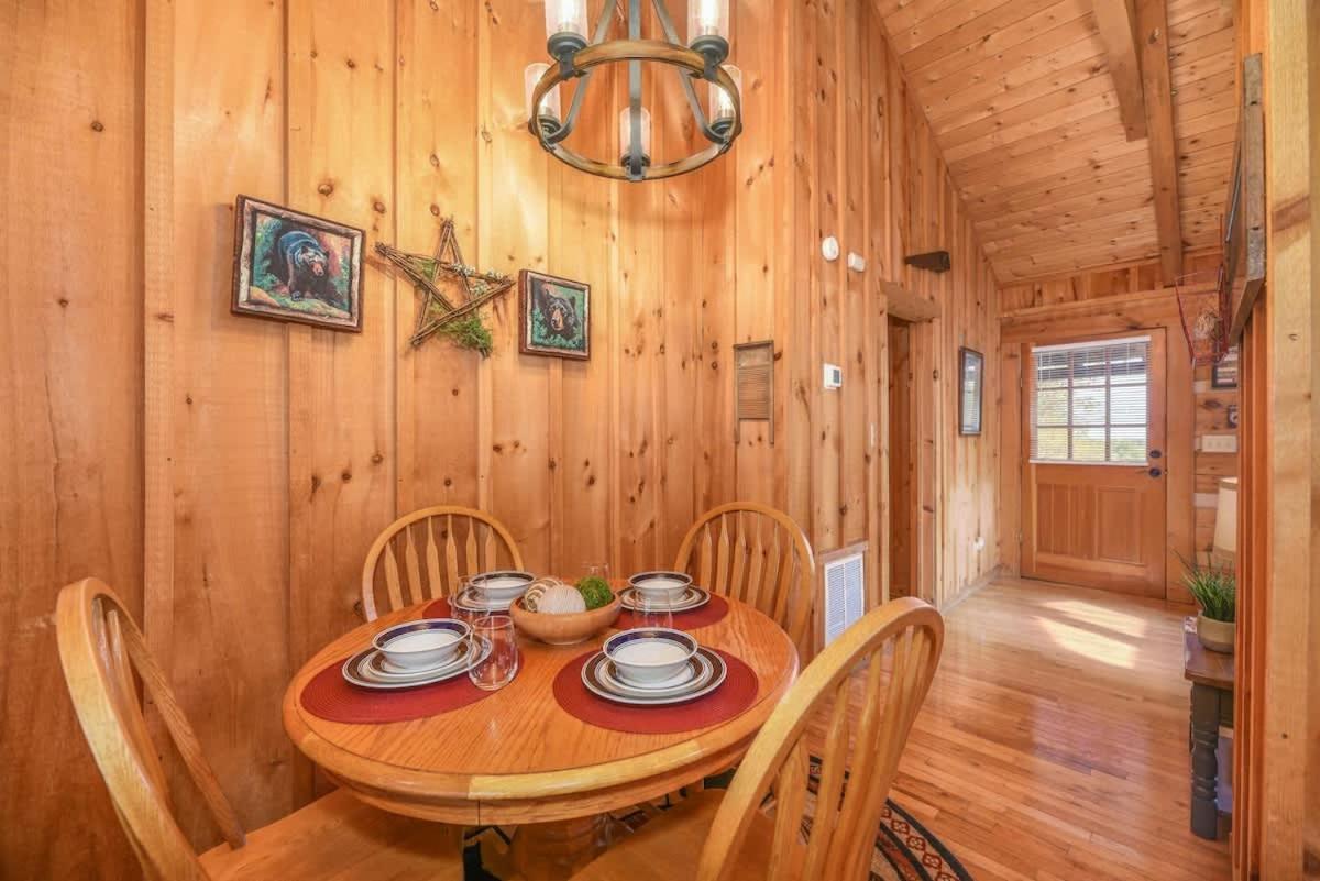 סביירוויל View! Cozy, Private, Fireplace, Hot Tub Log Cabin, Honeymoon! מראה חיצוני תמונה