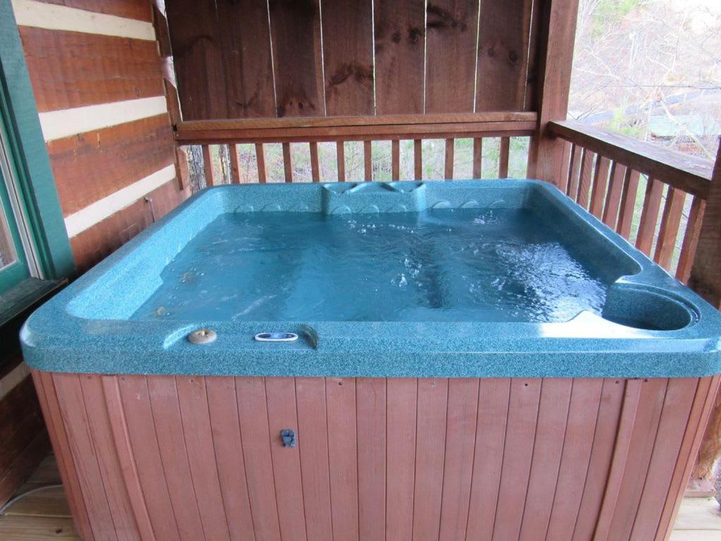 סביירוויל View! Cozy, Private, Fireplace, Hot Tub Log Cabin, Honeymoon! מראה חיצוני תמונה