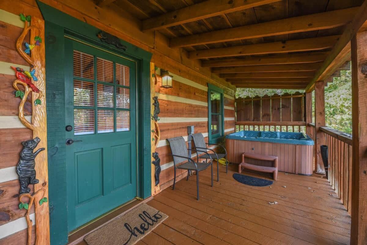 סביירוויל View! Cozy, Private, Fireplace, Hot Tub Log Cabin, Honeymoon! מראה חיצוני תמונה