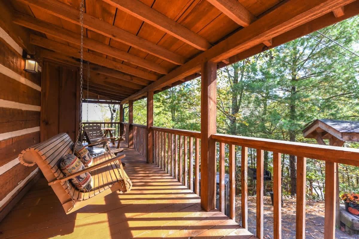סביירוויל View! Cozy, Private, Fireplace, Hot Tub Log Cabin, Honeymoon! מראה חיצוני תמונה
