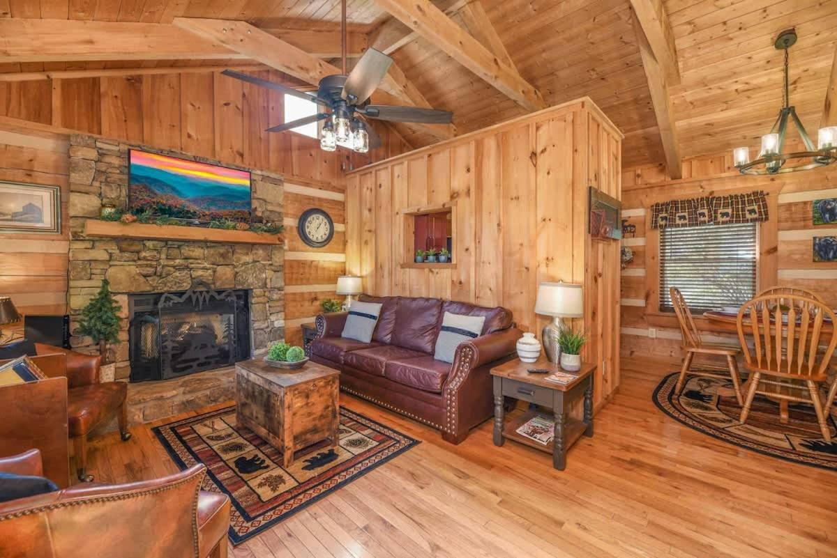סביירוויל View! Cozy, Private, Fireplace, Hot Tub Log Cabin, Honeymoon! מראה חיצוני תמונה