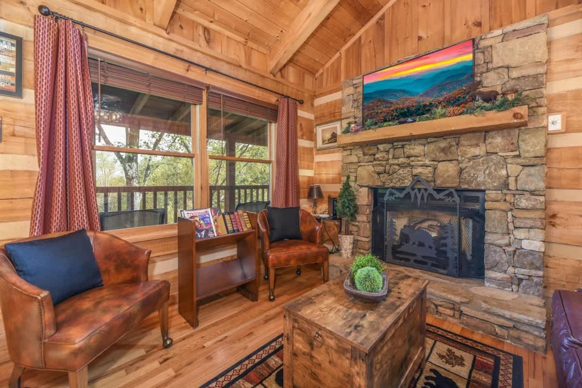 סביירוויל View! Cozy, Private, Fireplace, Hot Tub Log Cabin, Honeymoon! מראה חיצוני תמונה