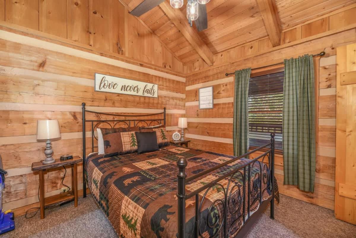 סביירוויל View! Cozy, Private, Fireplace, Hot Tub Log Cabin, Honeymoon! מראה חיצוני תמונה