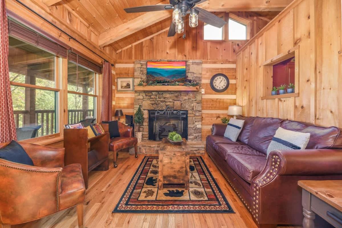 סביירוויל View! Cozy, Private, Fireplace, Hot Tub Log Cabin, Honeymoon! מראה חיצוני תמונה