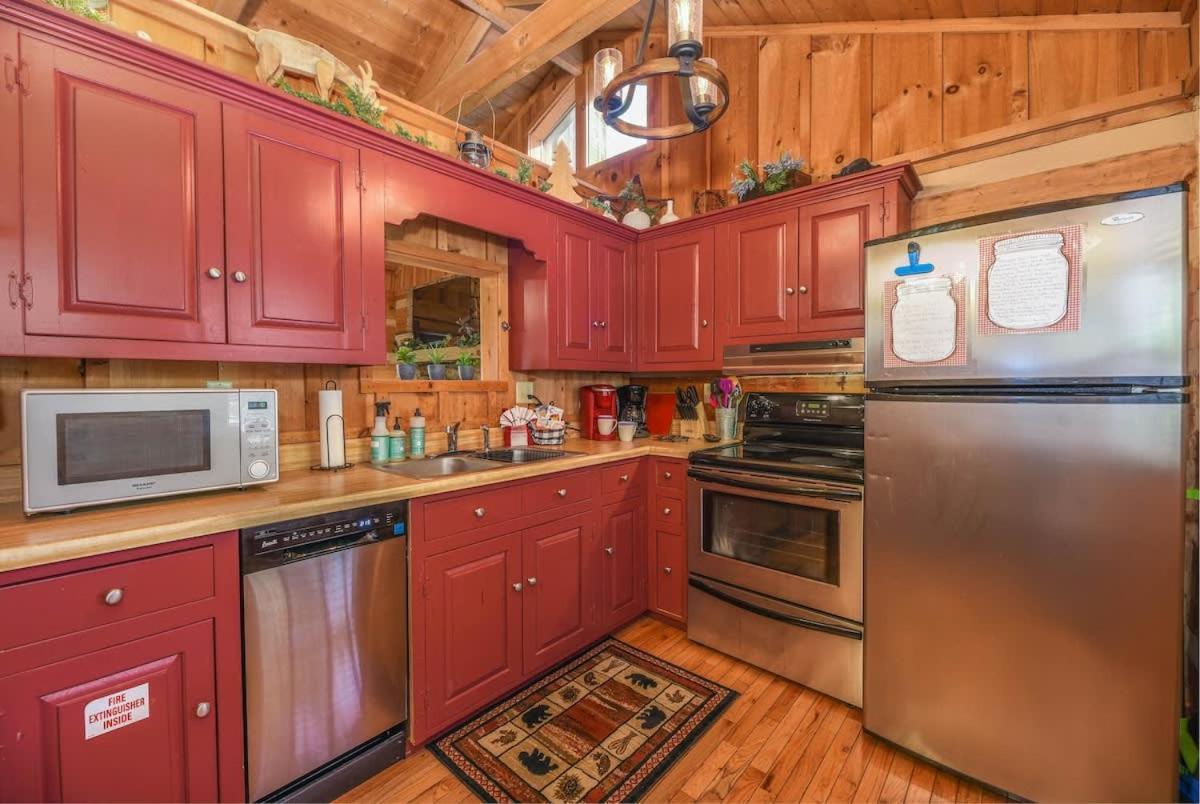 סביירוויל View! Cozy, Private, Fireplace, Hot Tub Log Cabin, Honeymoon! מראה חיצוני תמונה
