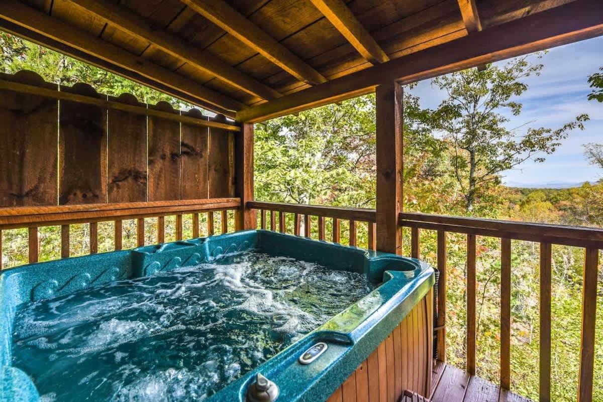 סביירוויל View! Cozy, Private, Fireplace, Hot Tub Log Cabin, Honeymoon! מראה חיצוני תמונה
