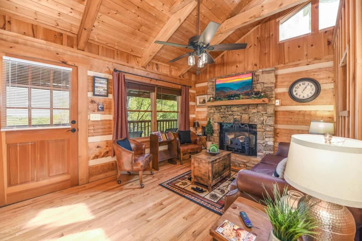 סביירוויל View! Cozy, Private, Fireplace, Hot Tub Log Cabin, Honeymoon! מראה חיצוני תמונה